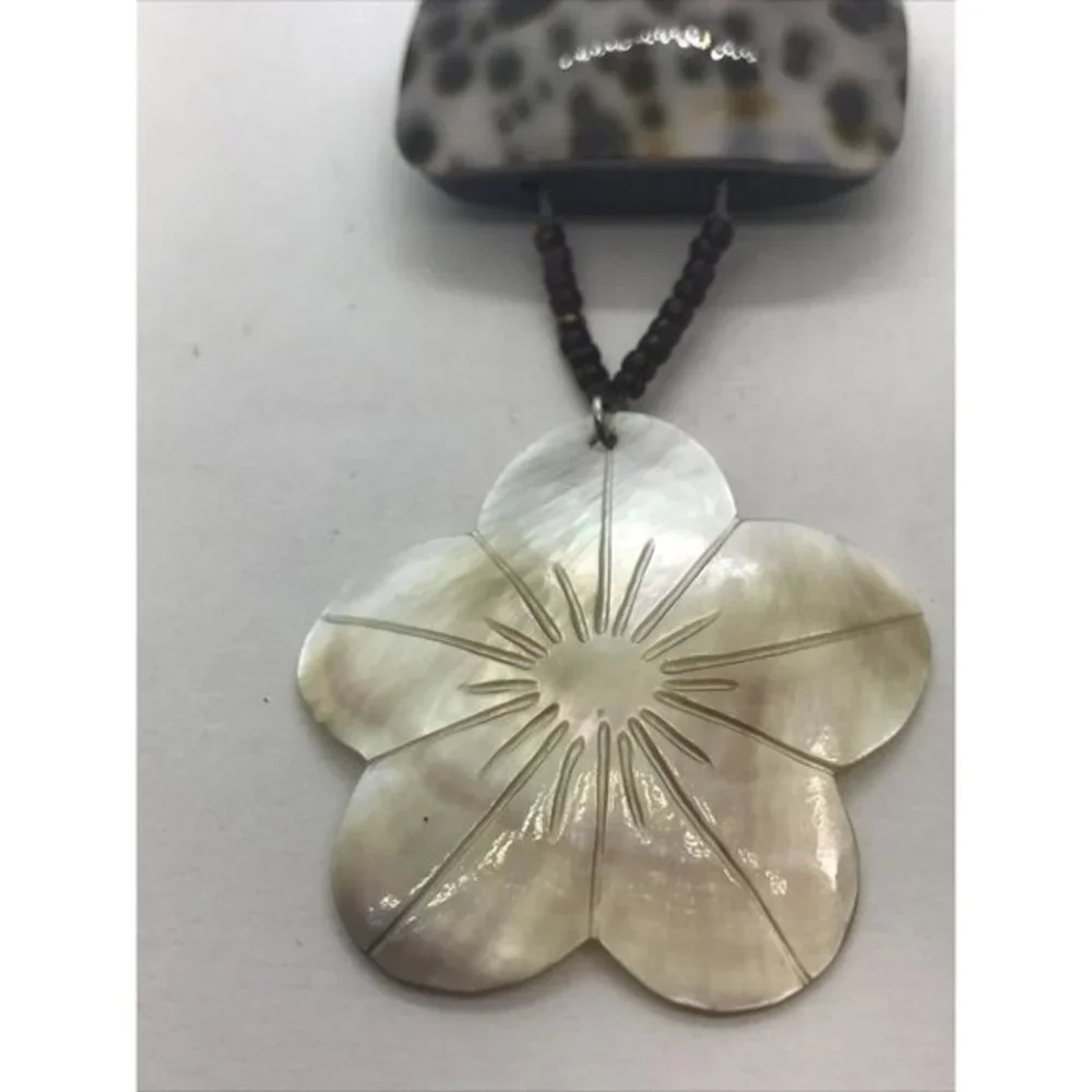 Artisan‎ Cowrie Shell Mother of Pearl Hibiscus  Flower Corded 32